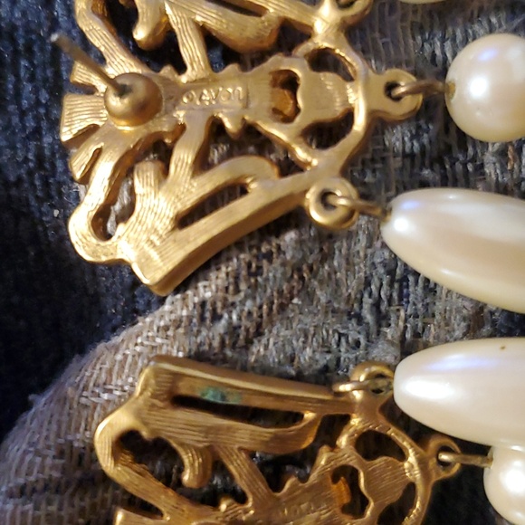 VTG AVON COUTURE FAUX TEARDROP PEARL GOLDEN CREST EARRINGS - Picture 2 of 2